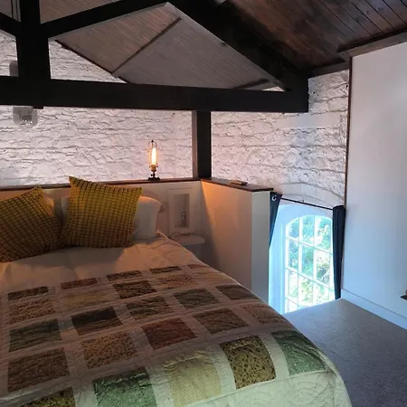 Mo's Loft At Platform's End *